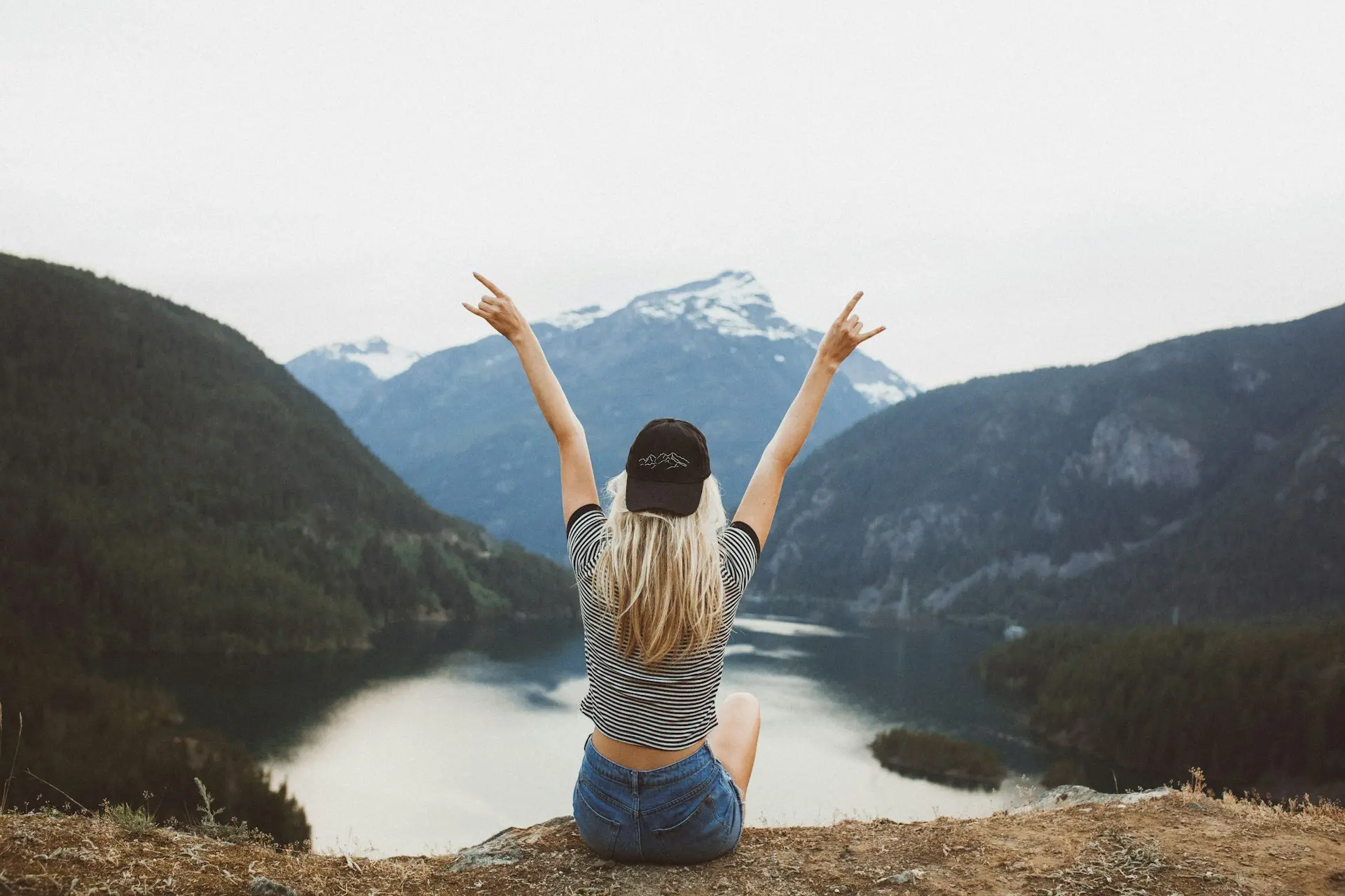 viaggiatrice contenta perchè può connettersi ovunque viaggiatrice che può rimanere connessa ad internet ovunque con la sim virtuale di Line 2 Lead