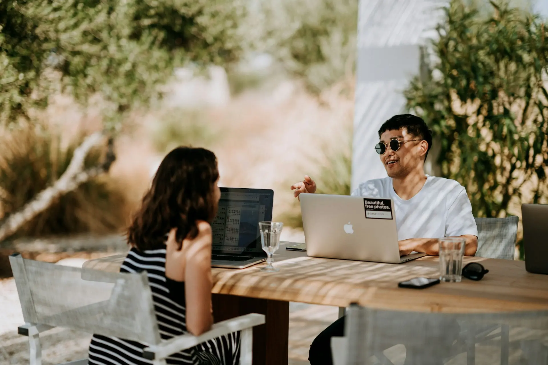 Freelance che lavora al mare usando un pacchetto dati per la connessione senza limiti 