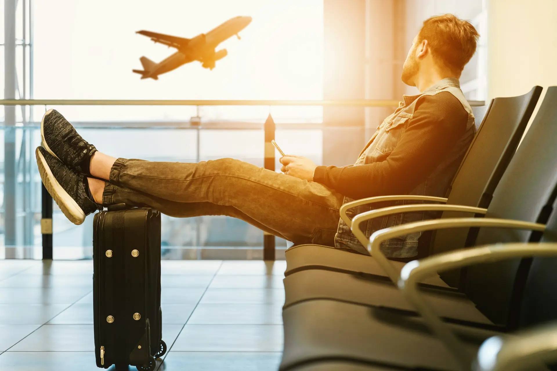 Viaggiatore che usa la scheda dati e-sim travel di The Big Town